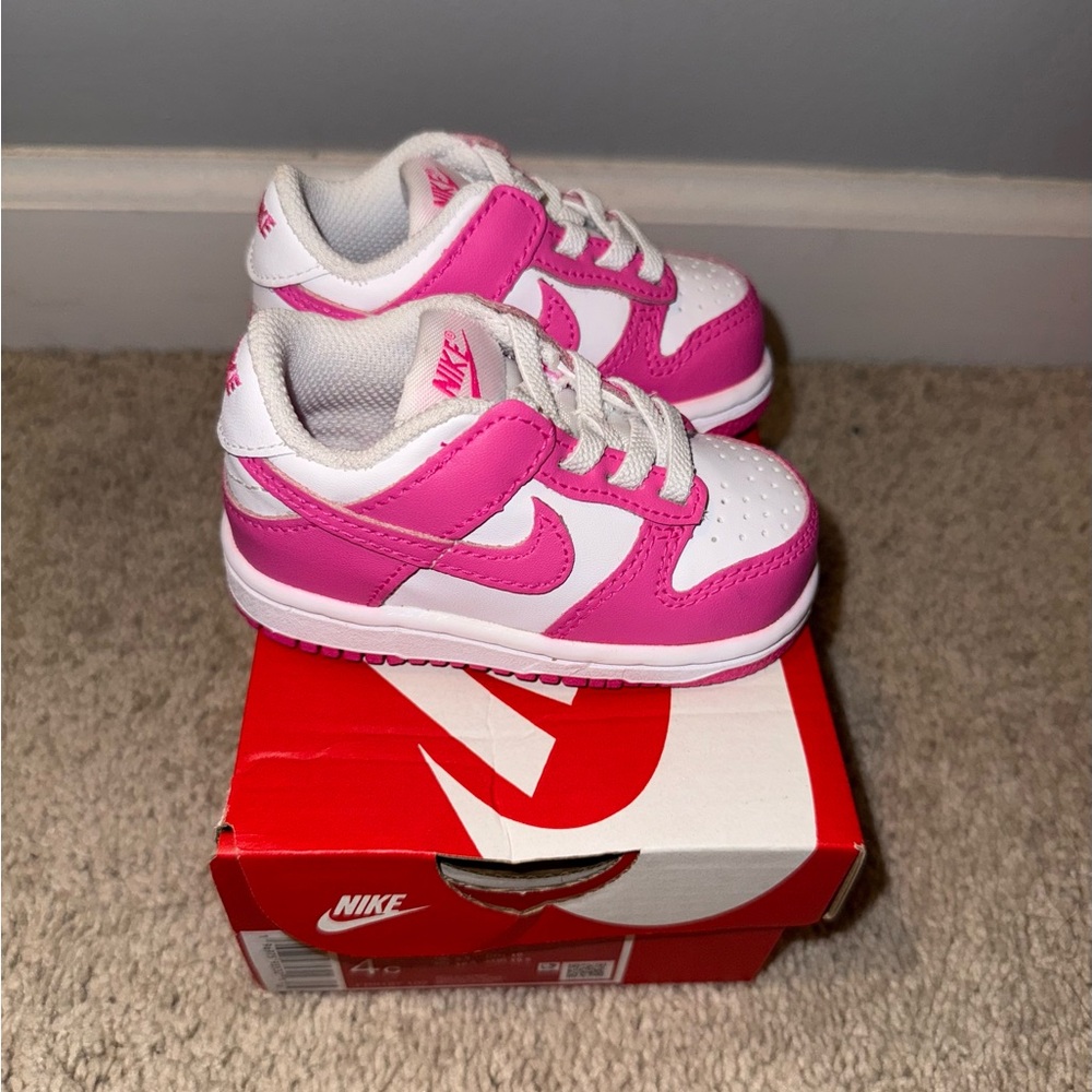 NIKE Dunk Low Baby/Toddler Shoes Fuchsia

White/Pink/Laser Fuchsia
Size 4c